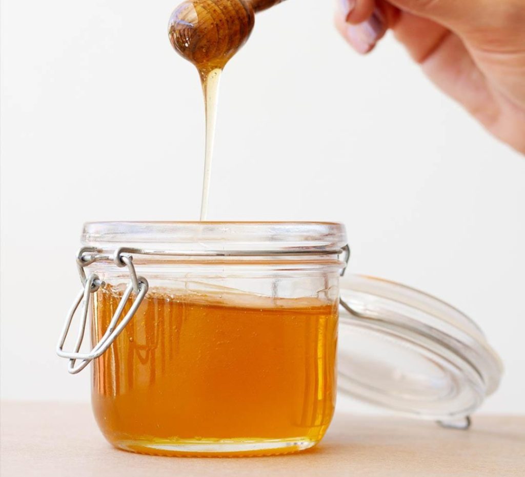 عسل گون با خواص زیاد در ظرف شیشه ای
